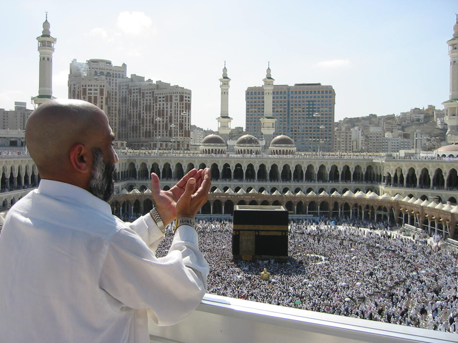 معتمر يدعو في الحرم